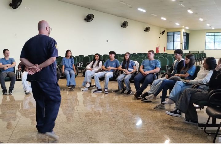 Aprendizes da Santa Casa recebem palestra sobre ética e felicidade no trabalho